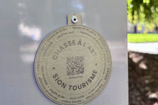 A Sion, une médaille portant un QR code, ouvre un espace digital pour y découvrir les 20 créations qui constituent les dix étapes de "Chasse à l'Art"